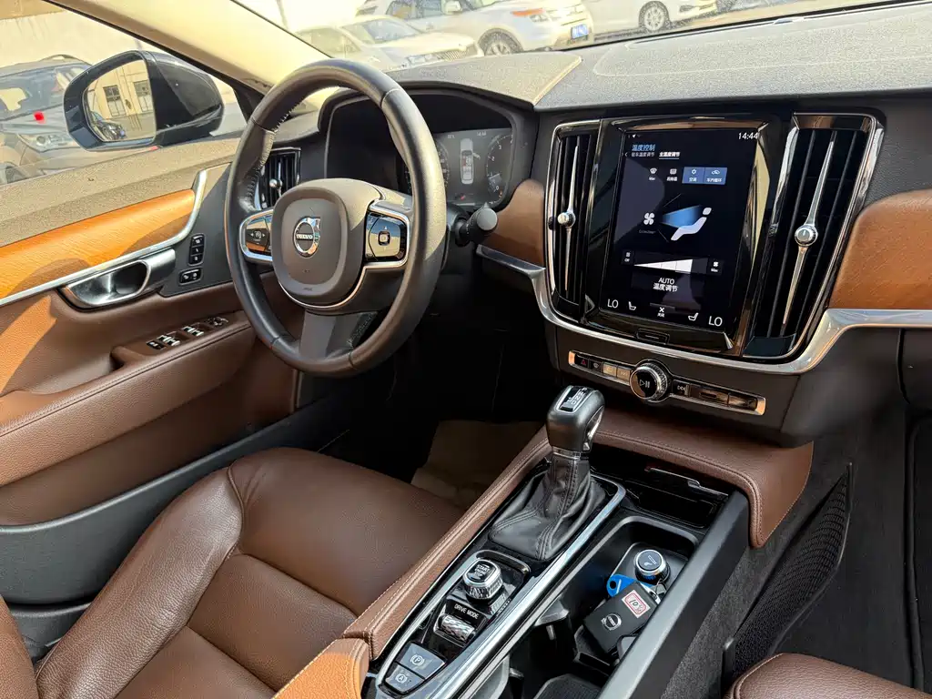 Volvo S90 — фото 23