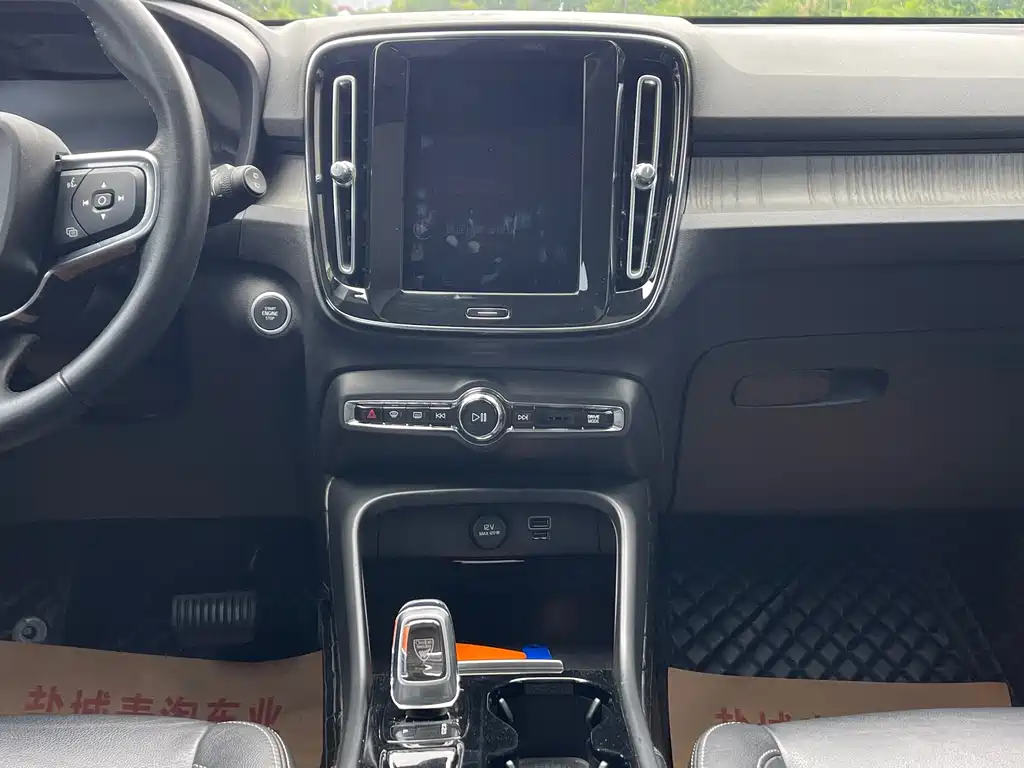 Volvo XC40 — фото 13