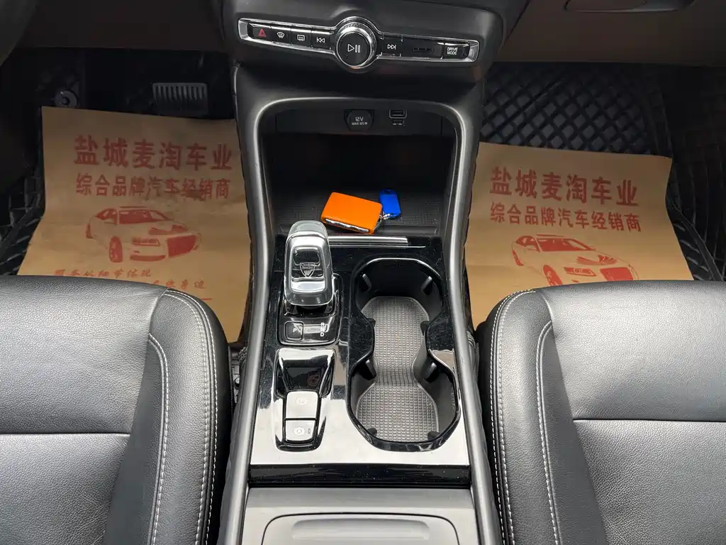 Volvo XC40 — фото 15