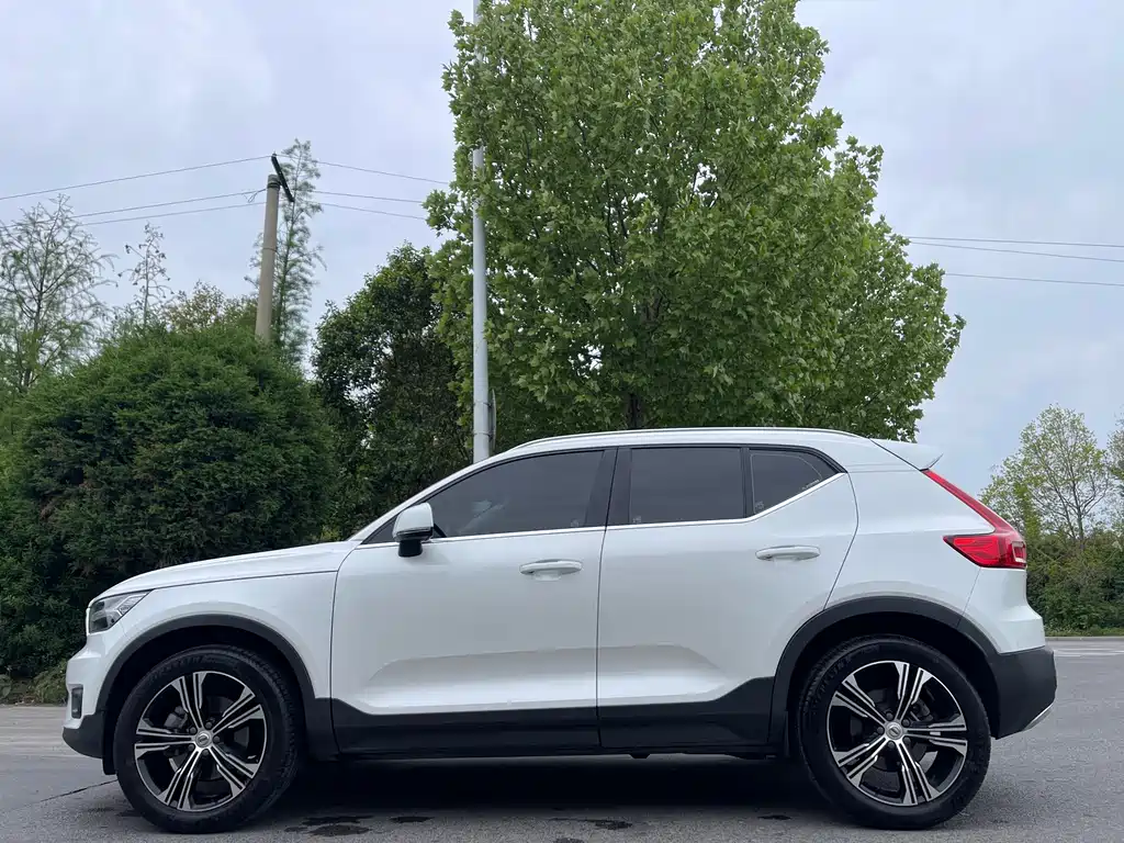 Volvo XC40 — фото 4