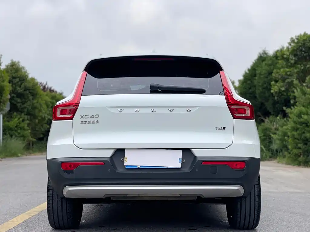 Volvo XC40 — фото 6