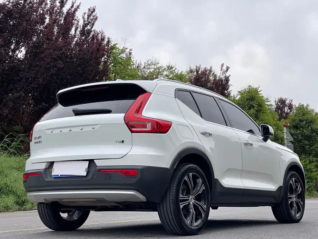 Volvo XC40 — фото 7