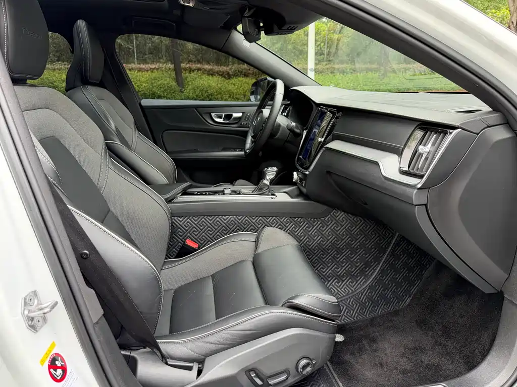 Volvo S60 — фото 11