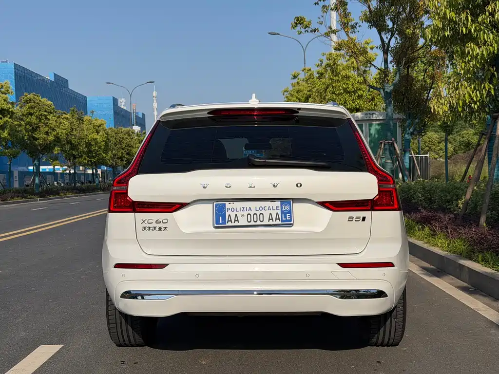Volvo XC60 — фото 11