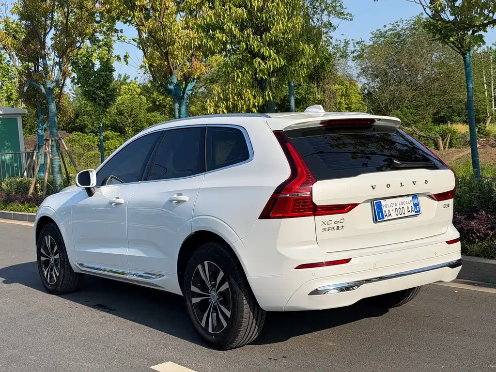 Volvo XC60 — фото 12