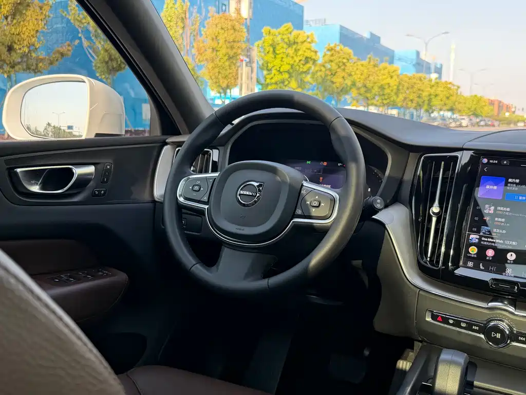 Volvo XC60 — фото 9