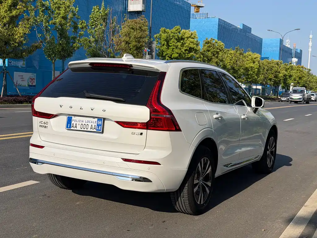 Volvo XC60 — фото 10