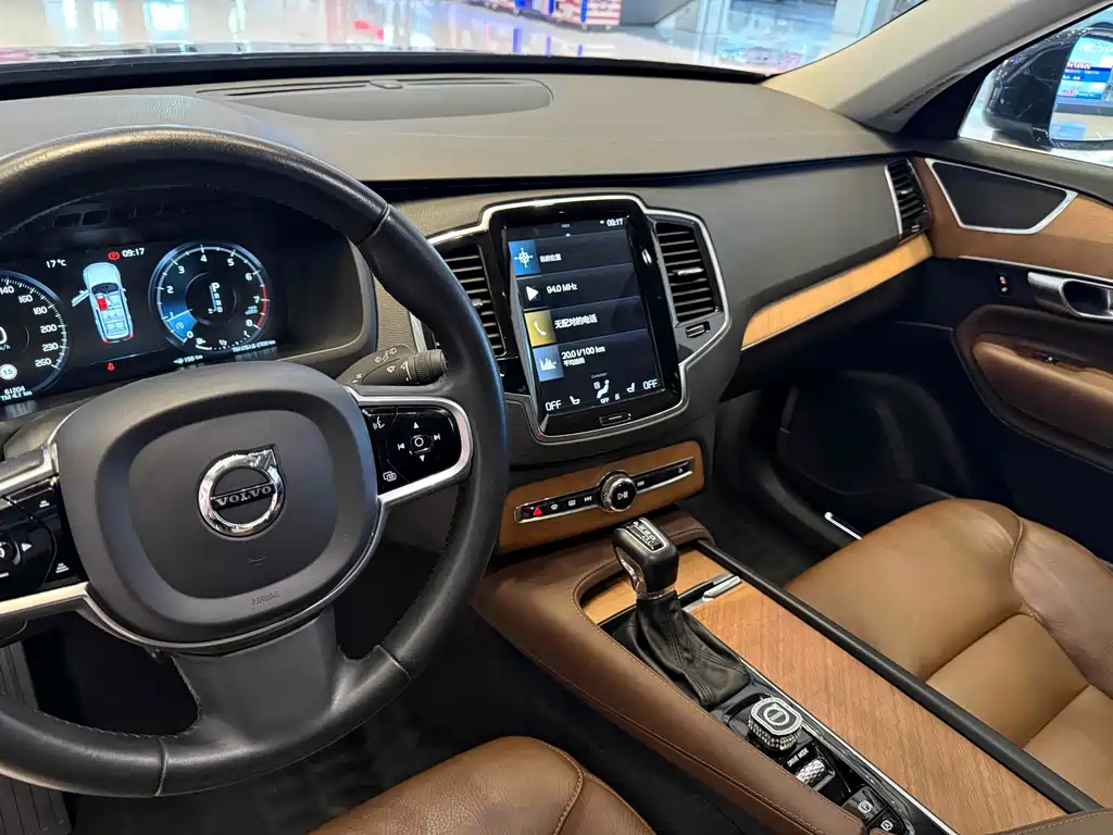 Volvo XC90 — фото 11