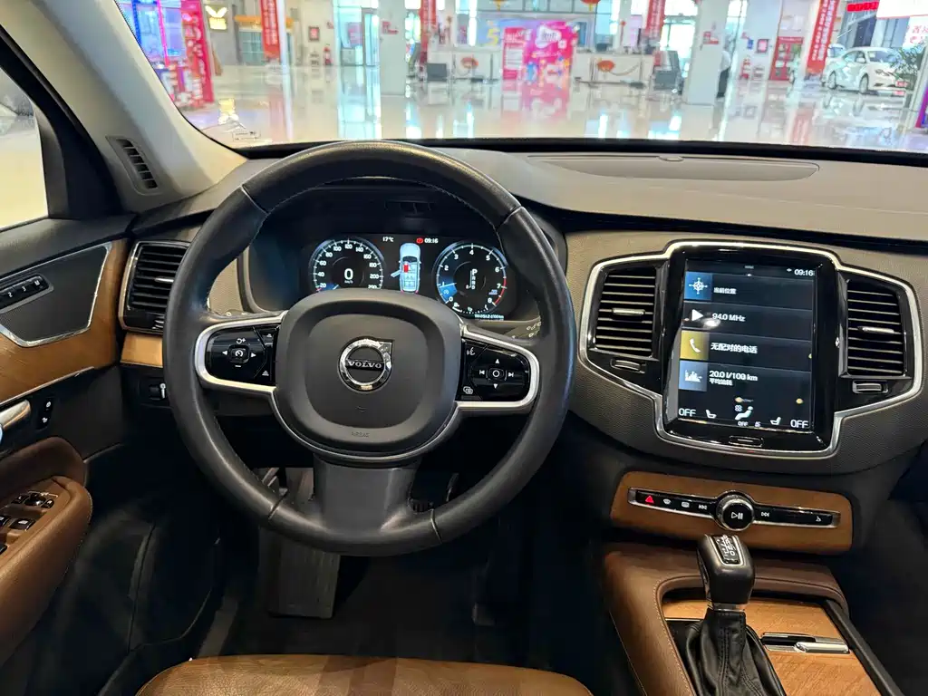 Volvo XC90 — фото 8