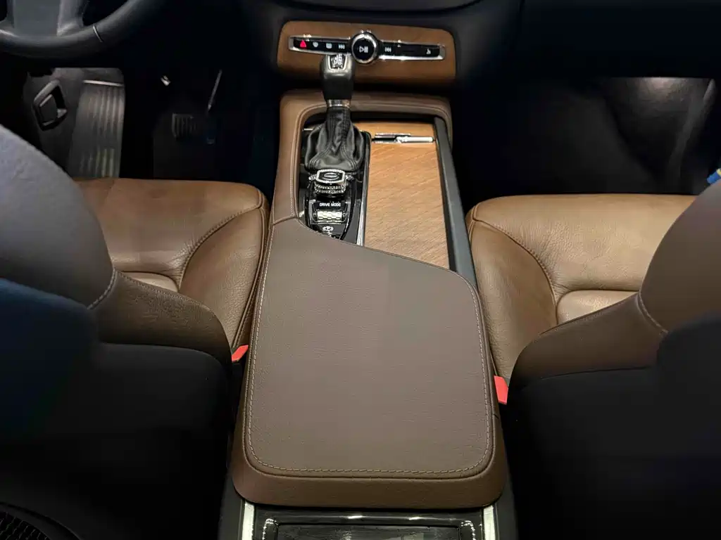 Volvo XC90 — фото 10
