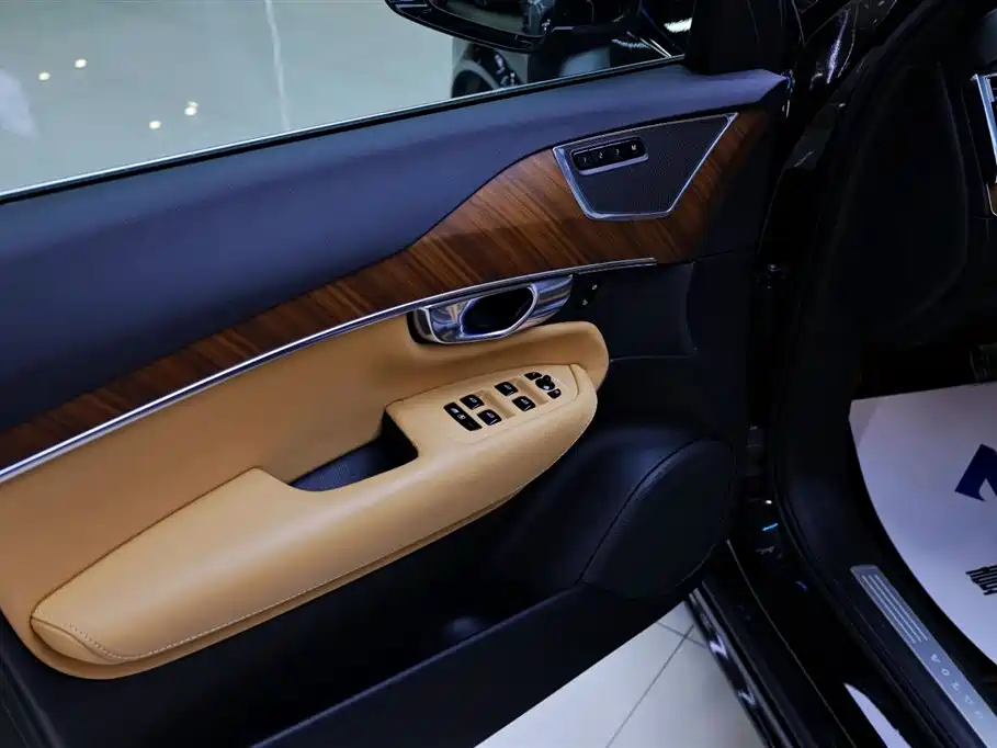 Volvo XC90 — фото 17