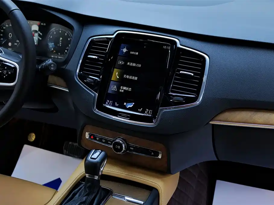 Volvo XC90 — фото 20