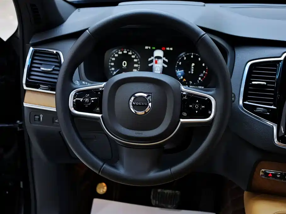 Volvo XC90 — фото 23