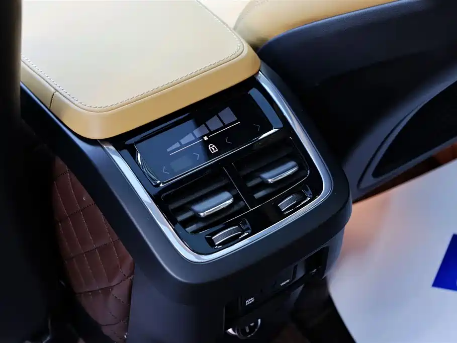 Volvo XC90 — фото 33