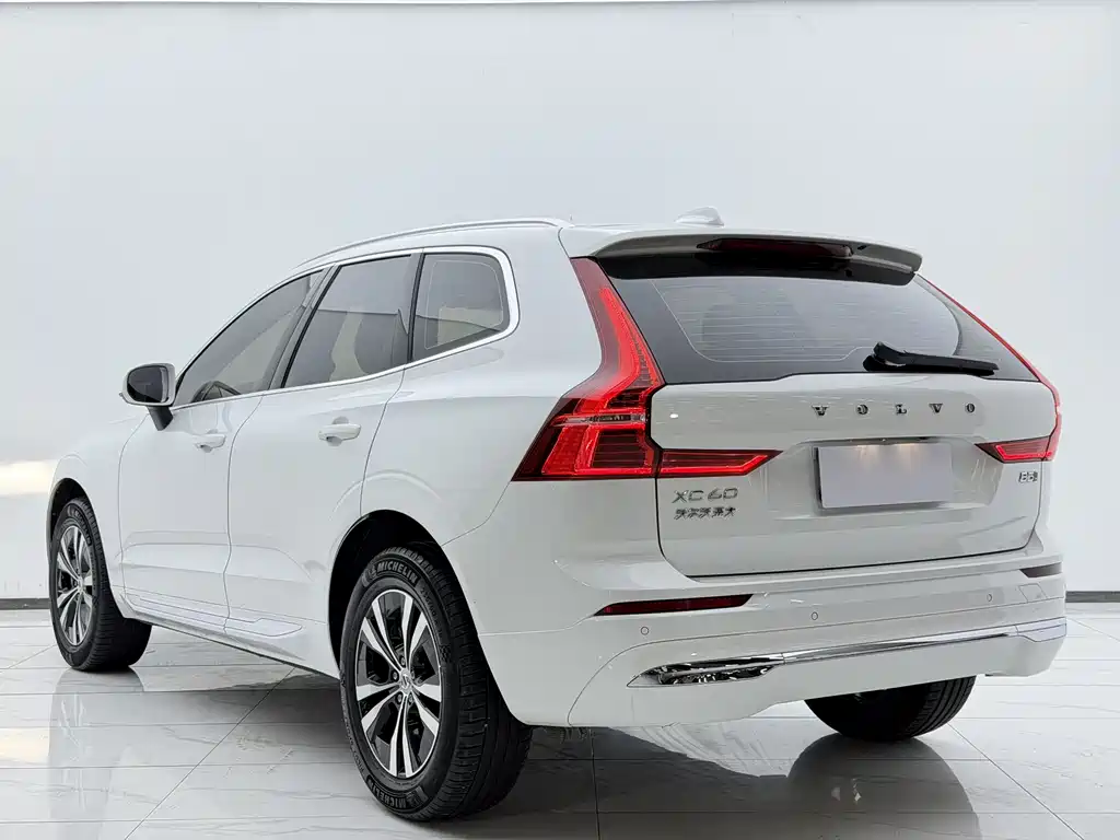 Volvo XC60 — фото 12