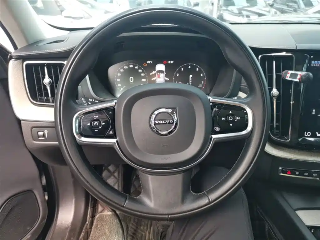 Volvo XC60 — фото 11