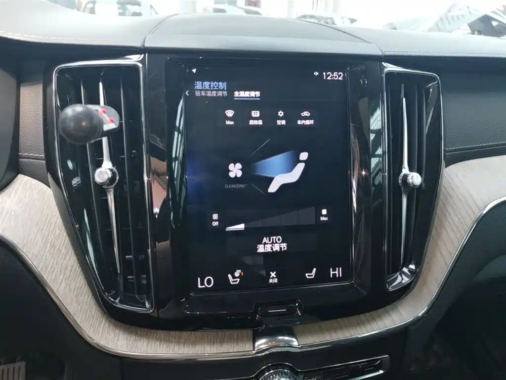 Volvo XC60 — фото 13