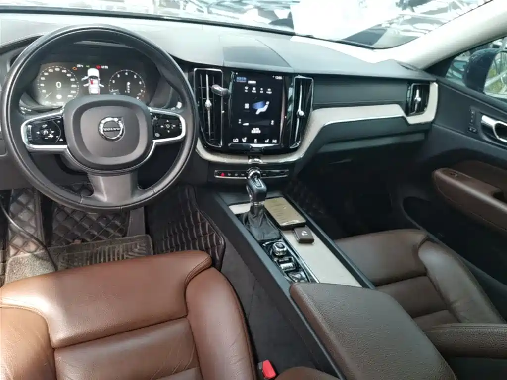 Volvo XC60 — фото 10