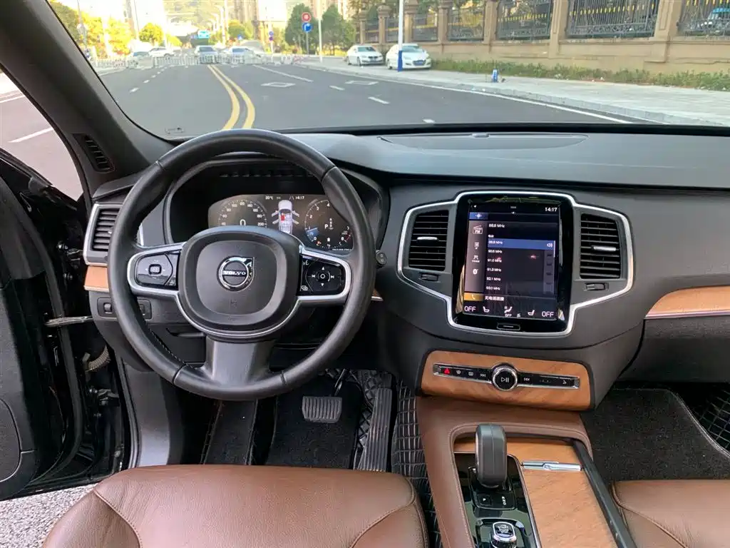 Volvo XC90 — фото 11
