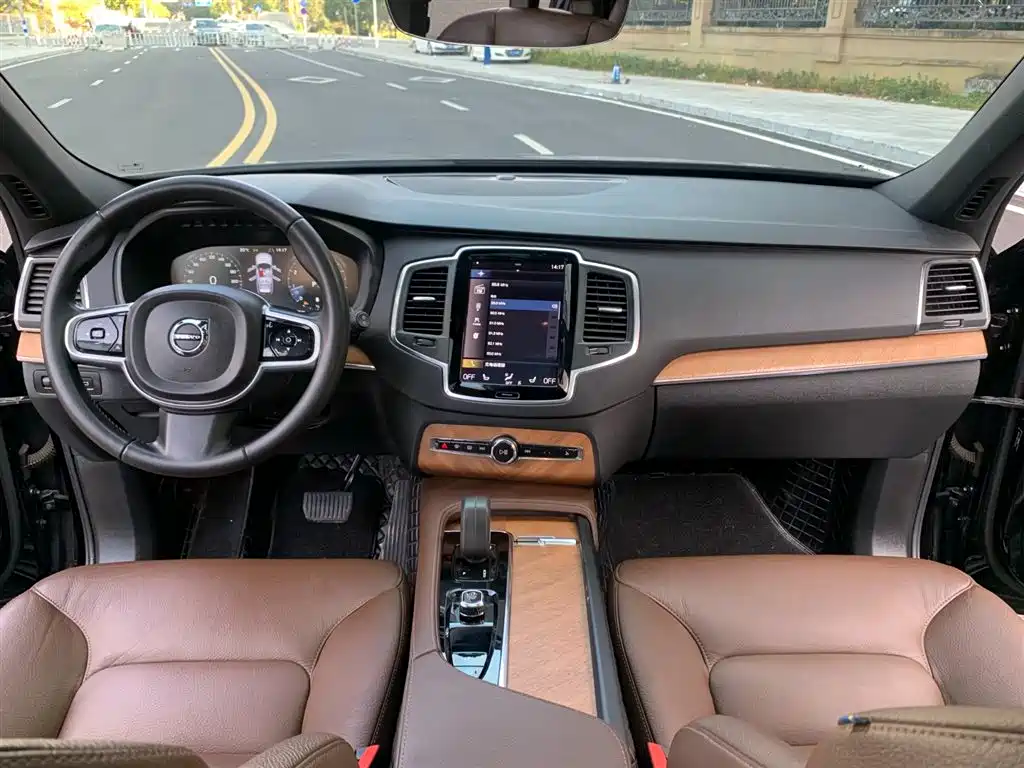Volvo XC90 — фото 10