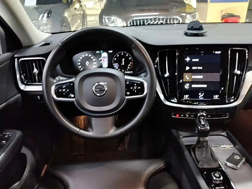 Volvo S60 — фото 11