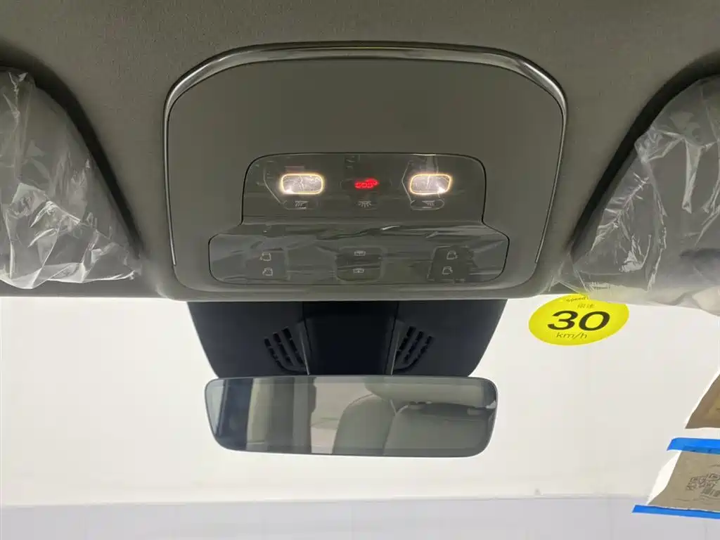 Volvo EM90 — фото 13