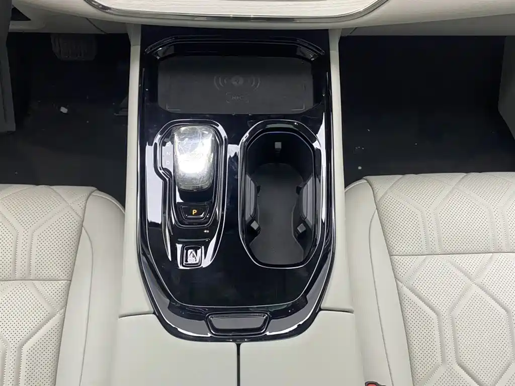 Volvo EM90 — фото 20