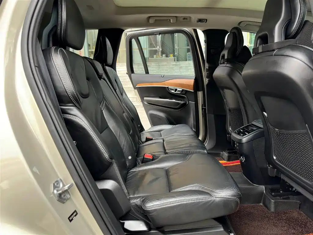 Volvo XC90 — фото 14