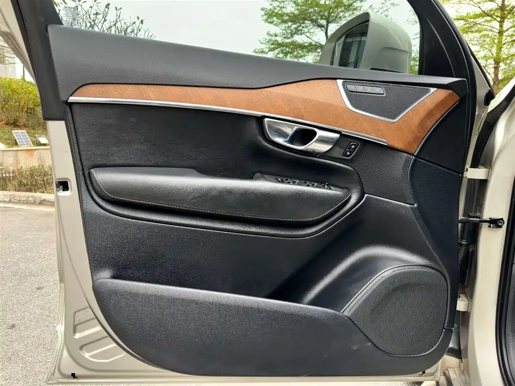 Volvo XC90 — фото 19