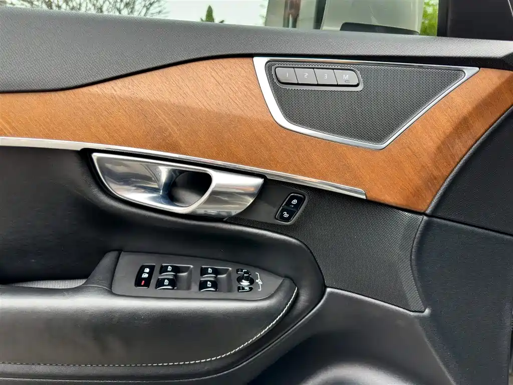 Volvo XC90 — фото 20