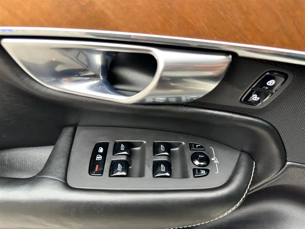 Volvo XC90 — фото 21