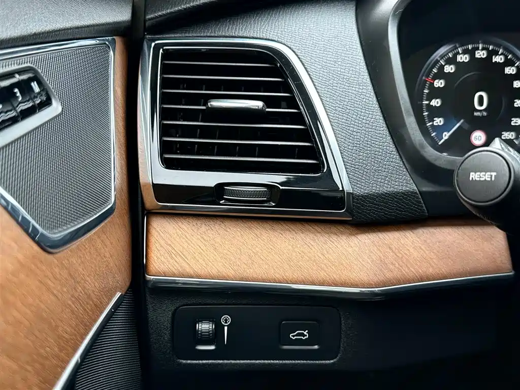 Volvo XC90 — фото 22