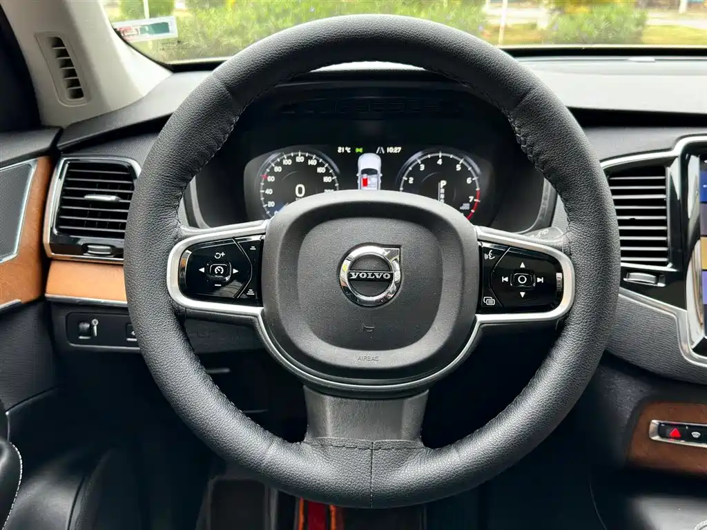 Volvo XC90 — фото 23
