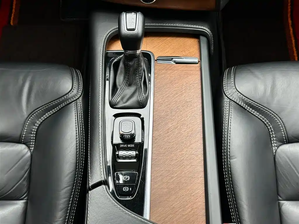 Volvo XC90 — фото 28