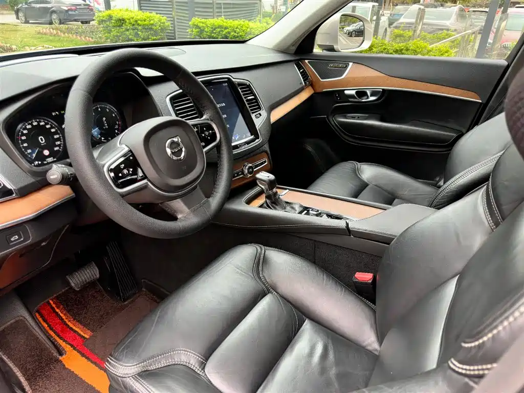 Volvo XC90 — фото 10