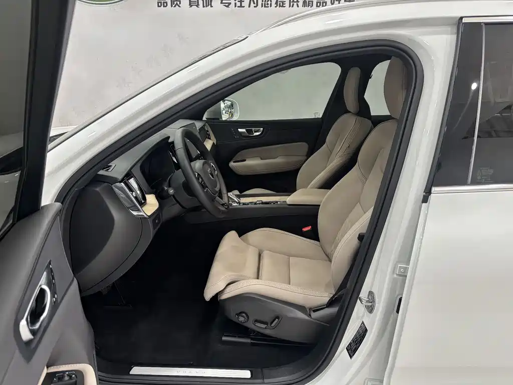 Volvo XC60 — фото 11