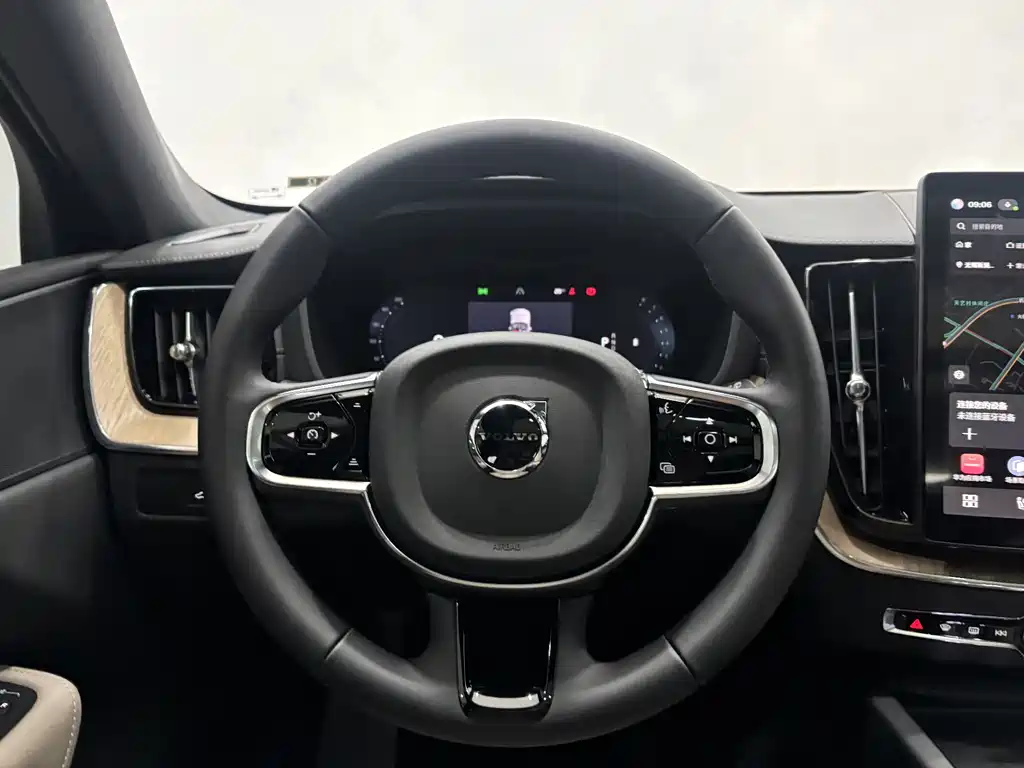 Volvo XC60 — фото 14