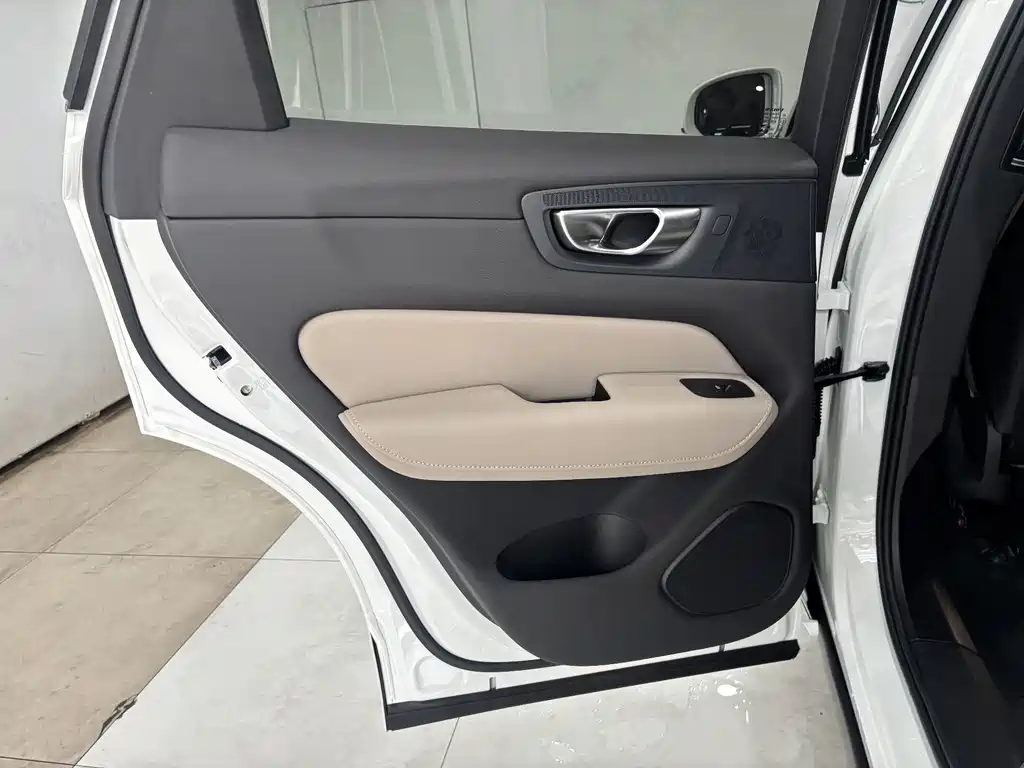 Volvo XC60 — фото 19