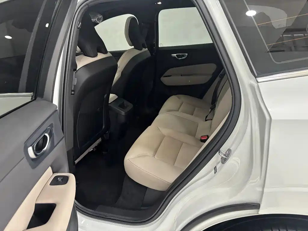 Volvo XC60 — фото 20