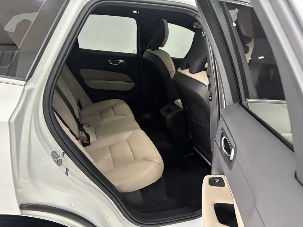 Volvo XC60 — фото 22