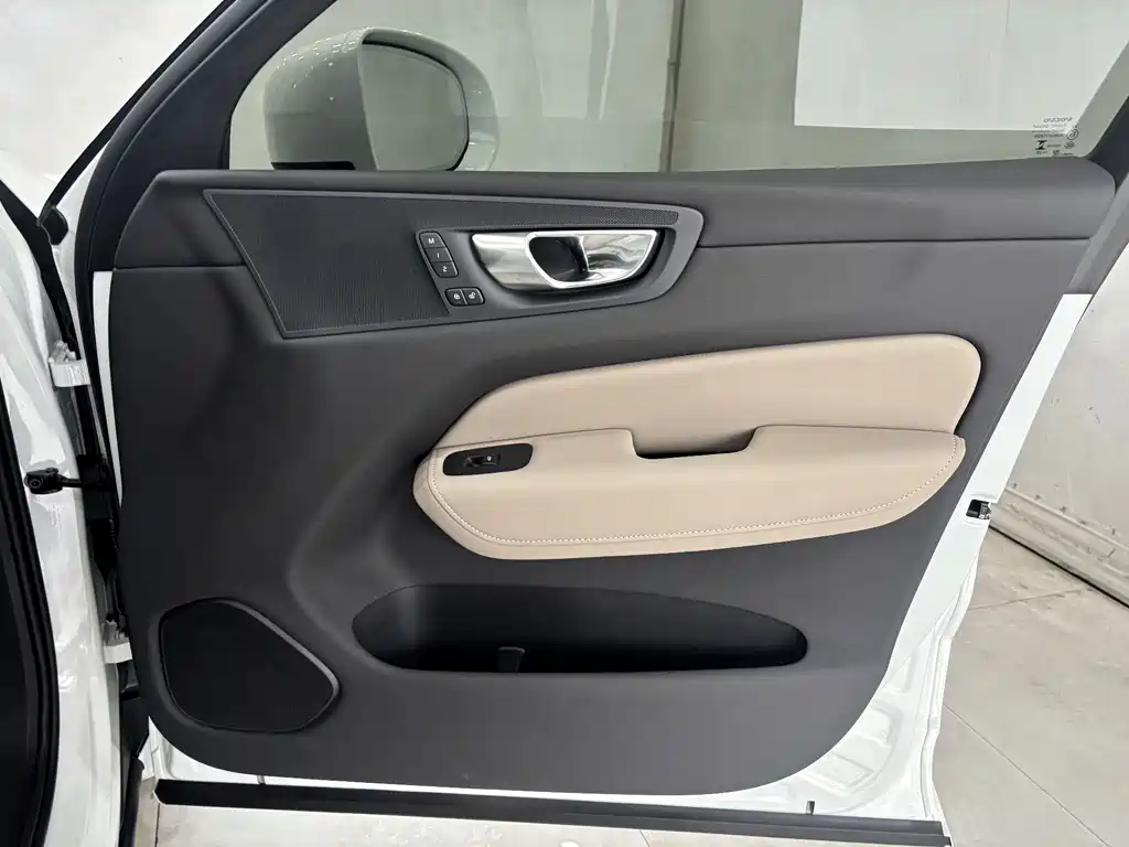Volvo XC60 — фото 23