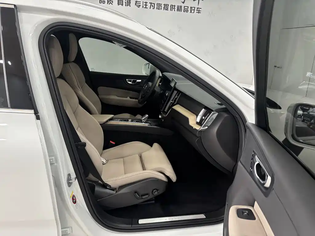 Volvo XC60 — фото 24