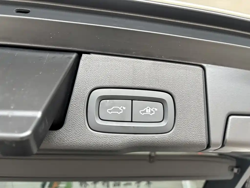 Volvo XC60 — фото 27