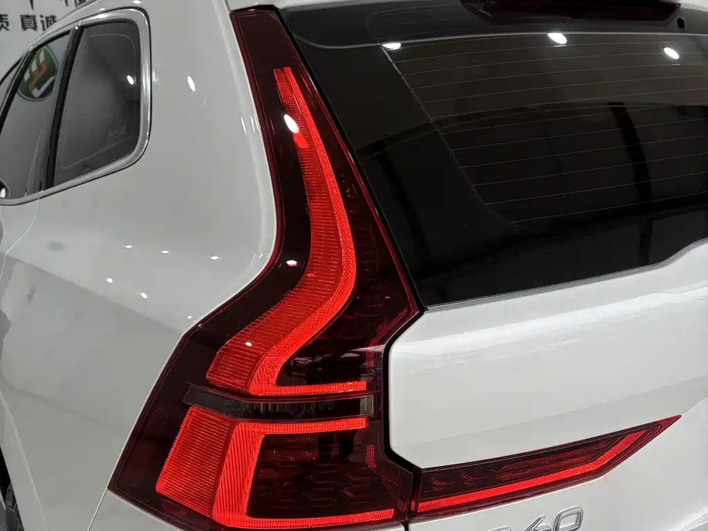 Volvo XC60 — фото 10