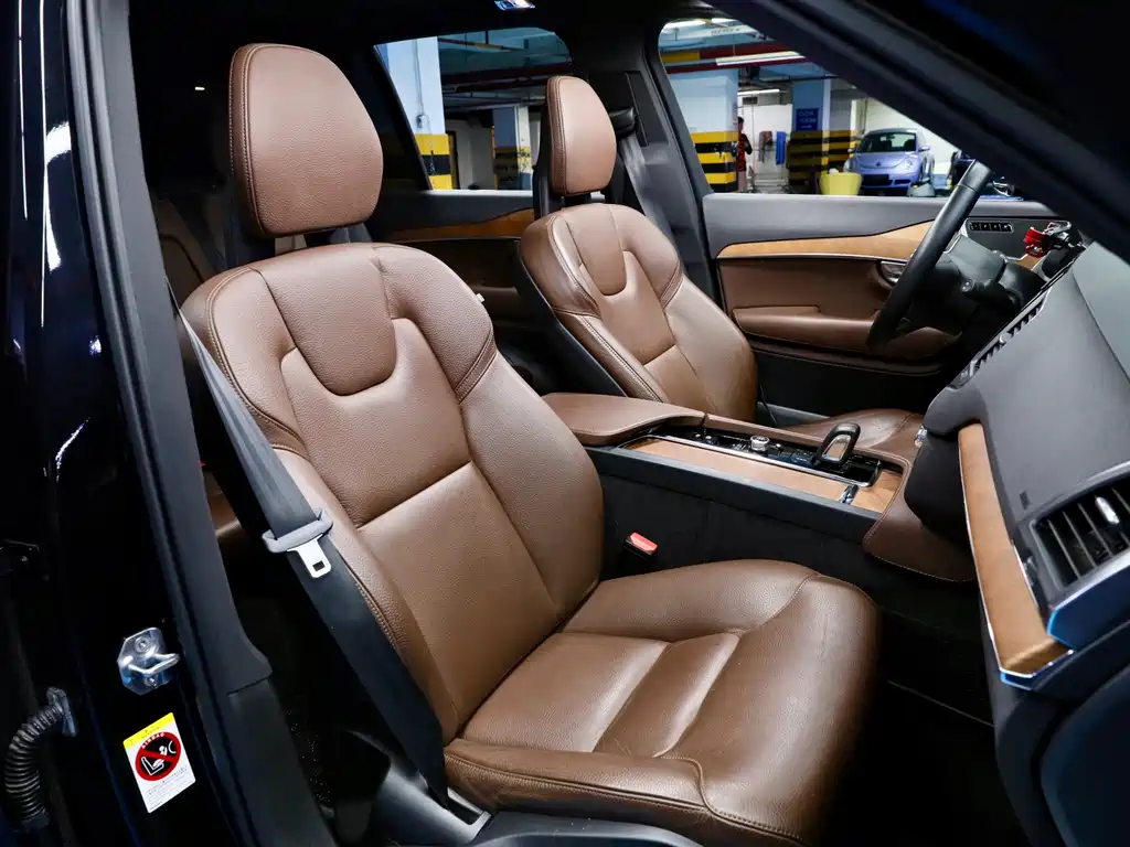 Volvo XC90 — фото 11