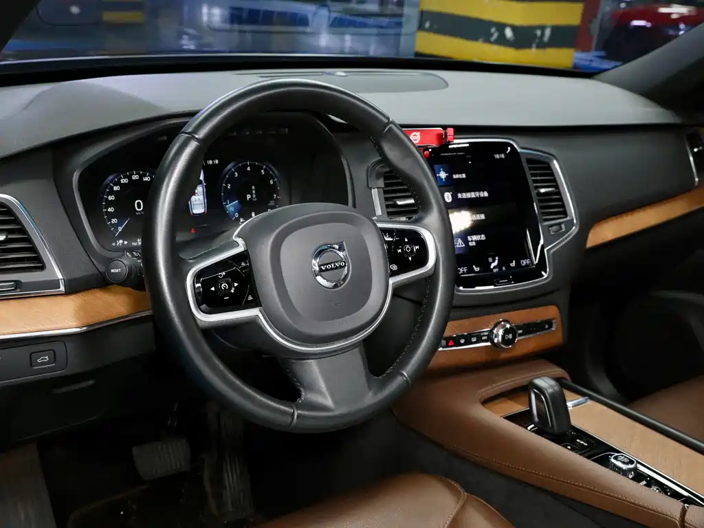 Volvo XC90 — фото 13