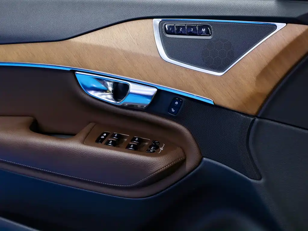 Volvo XC90 — фото 19