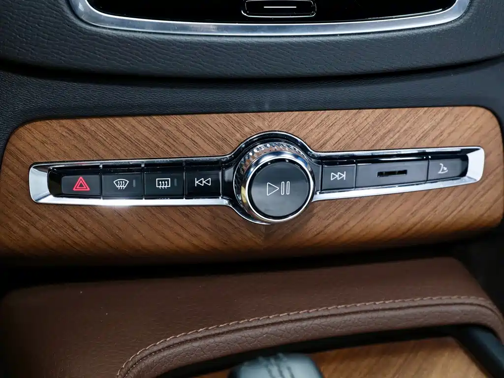 Volvo XC90 — фото 23