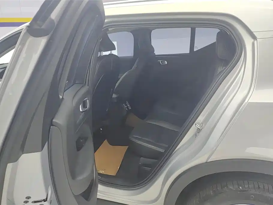 Volvo XC40 — фото 11