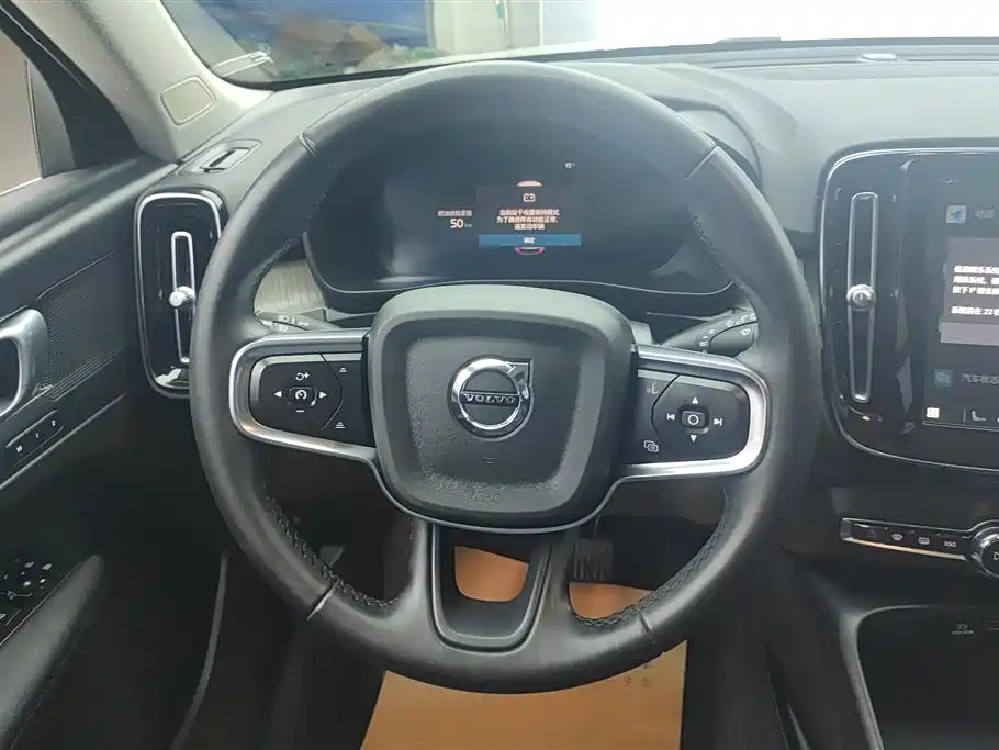 Volvo XC40 — фото 15